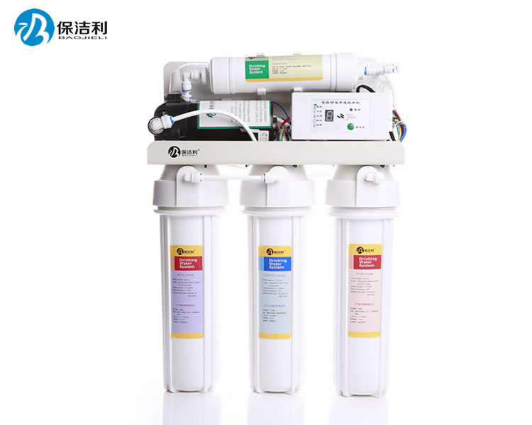 1、標(biāo)準(zhǔn)五級凈化，市面上98%以上的RO機，盡管外殼不一樣，但都是這種配置。2、微電腦智能設(shè)計，實現(xiàn)了自動制水，自動停機，自動沖洗。滿水停機。缺水報警的全自動控制。